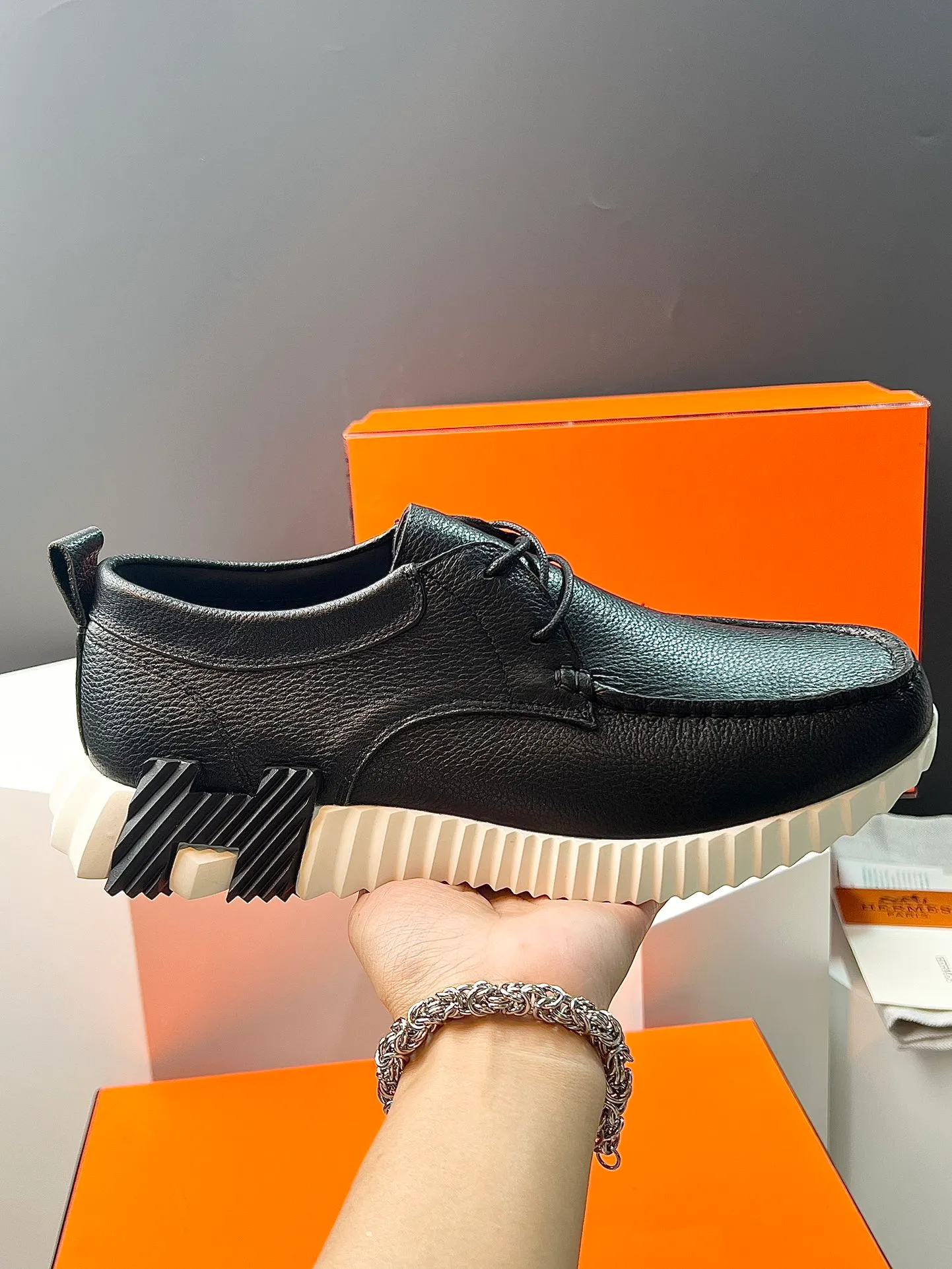 PP660【Hermes】fe new arrival~New Bouncing sneakers are the most comfortable shoes from Hermès. They are extremely light on the feet and look great. You won’t feel tired even when you go shopping and running around👍. They are light and comfortable. They are extremely light. They are perfect for both sports and leisure. They feel great when you step on them! It’s up to you to choose, there’s always what you want~ ✔️Fabric: Imported first-layer cowhide ✔️Inner lining: Imported water-dyed cowhide ✔️Outsole: Seamless combination of IP+TPU (multi-color letters) German technology irradiation machine ✔️Code number: Male 38-44 (45 customized)